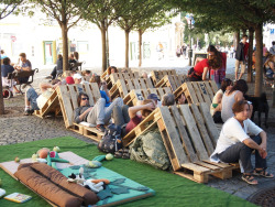 Netrvalo to ale dlouho a další spolupráce se Zelenými trhy na sebe nedala dlouho čekat. Díky Lucce Šatkové jsme se s paletami usídlili na Kampě, kde jsme s instantním parkem doprovázeli Zelené trhy a Zelené bistro! Na Kampě jste Zelené trhy mohli vidět a navštívit od 01.-15.08.2012 a nutno říct, že byly super!
Víc info o Zelených trzích na http://www.zelenetrhy.cz! Děkujeme!
