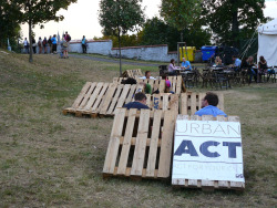 K létu v Praze už devět let neodmyslitelně patří Mezinárodní Festival nového cirkusu a divadla Letní Letná, který se, jak už samotný název napovídá, koná každoročně v Letenských sadech. Letošní ročník, který jste mohli navštívit v Praze od 19.08. do 02.09., jsme doplnili částí instantního parku urbanACT. Malá instalace, která, doufejme, návštěvníky této skvělé akce potěšila!
Moc děkujeme pořadatelům Letní Letné, více info o festivalu tady.