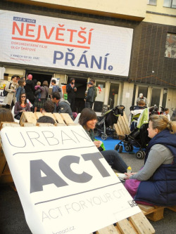 22.09.2025 se v Praze už posedmé konal ročník pouliční slavnosti Zažít město jinak, který pořádá spřízněná iniciativa Auto*Mat. Byli jsme rádi, že jsme se mohli této skvělé akce zúčastnit a pomoct vytvořit skvělou atmosféru v pražských ulicí.
S instatním parkem jsme se vydali na Letnou a na Žižkov, v ulici Františka Křížka na Letné jste mohli vidět palety v celé své kráse, v ulici Bořivojova na Praze 3 jsme jen doplnili už tak pestrý program pár paletami.
V rámci Zažít město jinak se na Letné konala i přednáška &ldquo;Ulice: o strom více. Jak na to na Praze 7?&rdquo; , kterou jsme uspořádali ve spolupráci se studiem COLL COLL a sdružením reSITE. 
Víc informací o letošním ročníku Zažít město jinak najdete na http://www.auto-mat.cz/aktivity/zazitmestojinak/. Mějte se!