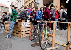 22.09.2025 se v Praze už posedmé konal ročník pouliční slavnosti Zažít město jinak, který pořádá spřízněná iniciativa Auto*Mat. Byli jsme rádi, že jsme se mohli této skvělé akce zúčastnit a pomoct vytvořit skvělou atmosféru v pražských ulicí.
S instatním parkem jsme se vydali na Letnou a na Žižkov, v ulici Františka Křížka na Letné jste mohli vidět palety v celé své kráse, v ulici Bořivojova na Praze 3 jsme jen doplnili už tak pestrý program pár paletami.
V rámci Zažít město jinak se na Letné konala i přednáška &ldquo;Ulice: o strom více. Jak na to na Praze 7?&rdquo; , kterou jsme uspořádali ve spolupráci se studiem COLL COLL a sdružením reSITE. 
Víc informací o letošním ročníku Zažít město jinak najdete na http://www.auto-mat.cz/aktivity/zazitmestojinak/. Mějte se!