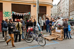 22.09.2025 se v Praze už posedmé konal ročník pouliční slavnosti Zažít město jinak, který pořádá spřízněná iniciativa Auto*Mat. Byli jsme rádi, že jsme se mohli této skvělé akce zúčastnit a pomoct vytvořit skvělou atmosféru v pražských ulicí.
S instatním parkem jsme se vydali na Letnou a na Žižkov, v ulici Františka Křížka na Letné jste mohli vidět palety v celé své kráse, v ulici Bořivojova na Praze 3 jsme jen doplnili už tak pestrý program pár paletami.
V rámci Zažít město jinak se na Letné konala i přednáška &ldquo;Ulice: o strom více. Jak na to na Praze 7?&rdquo; , kterou jsme uspořádali ve spolupráci se studiem COLL COLL a sdružením reSITE. 
Víc informací o letošním ročníku Zažít město jinak najdete na http://www.auto-mat.cz/aktivity/zazitmestojinak/. Mějte se!